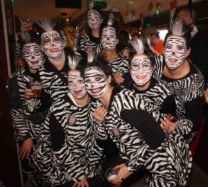 Frauen im Zebrakostüm feiern Karneval im Partyzug