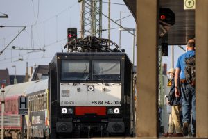 Einfahrt des MSM-Partyzugs in den Düsseldorfer Hauptbahnhof