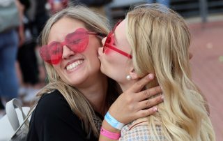 2 junge Frauen küssen sich vor der Abfahrt nach Norderney