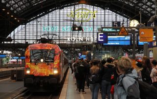 Einfahrt des MSM-Partyzugs in den Kölner Hauptbahnhof