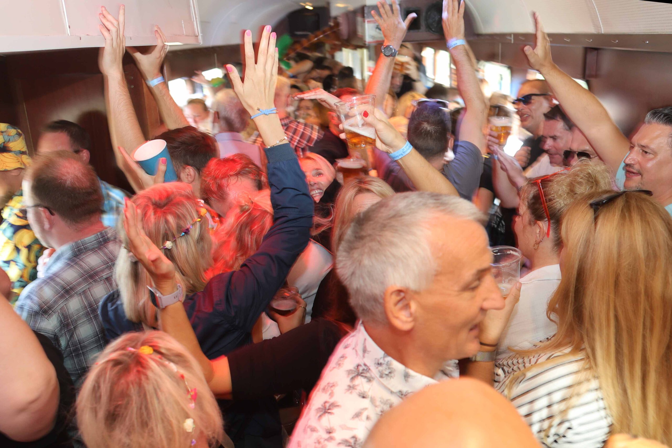 MSM Partyzug nach Den Haag/Scheveningen Eine Gruppe von Feiernden im Schlager-Outfit feiert im MSM Partyzug auf dem Weg zum Schlagermove in Hamburg