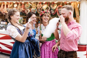 Partyzug mit jungen Menschen die im Abteil feiern und fröhlich sind