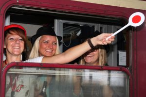 3 Frauen schauen aus dem Fenster des MSM-Partyzugs