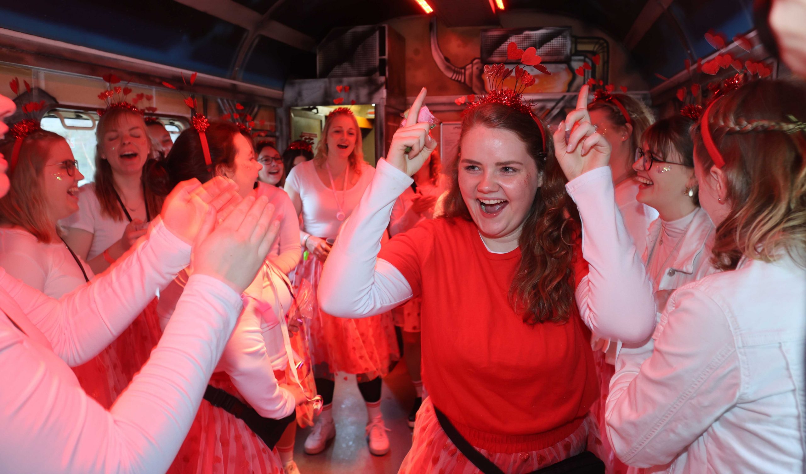 Feiernde Menschen im Partyzug