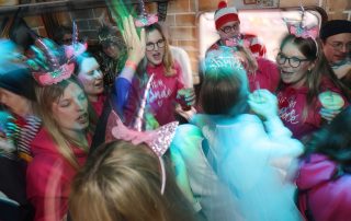 Gruppe im Karneval auf dem Partyzug