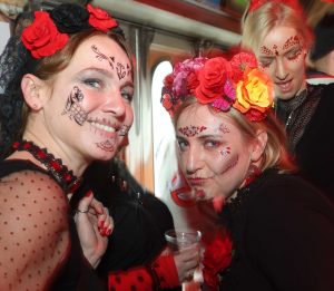 Feiernde Menschen im Partyzug