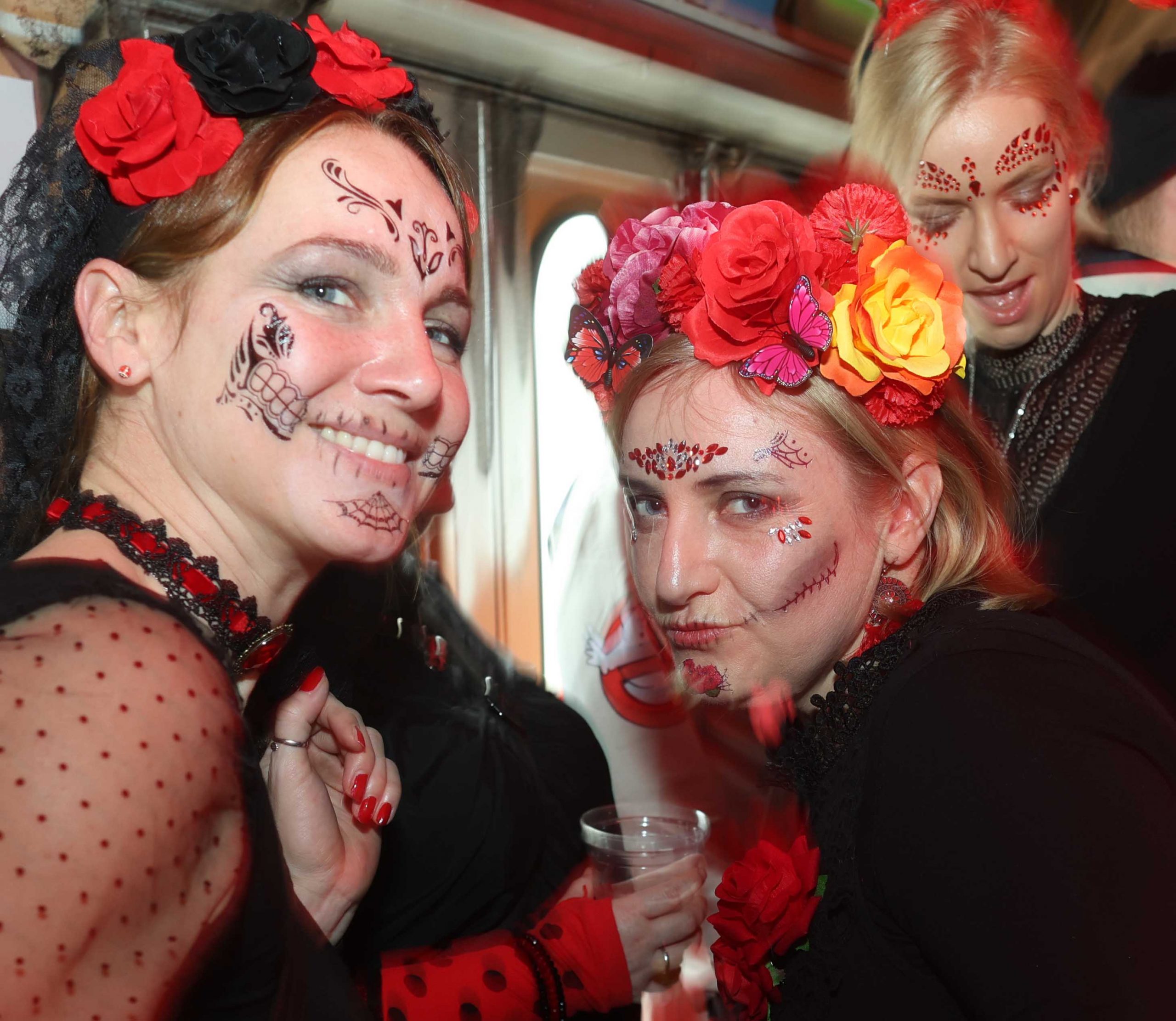 Feiernde Menschen im Partyzug