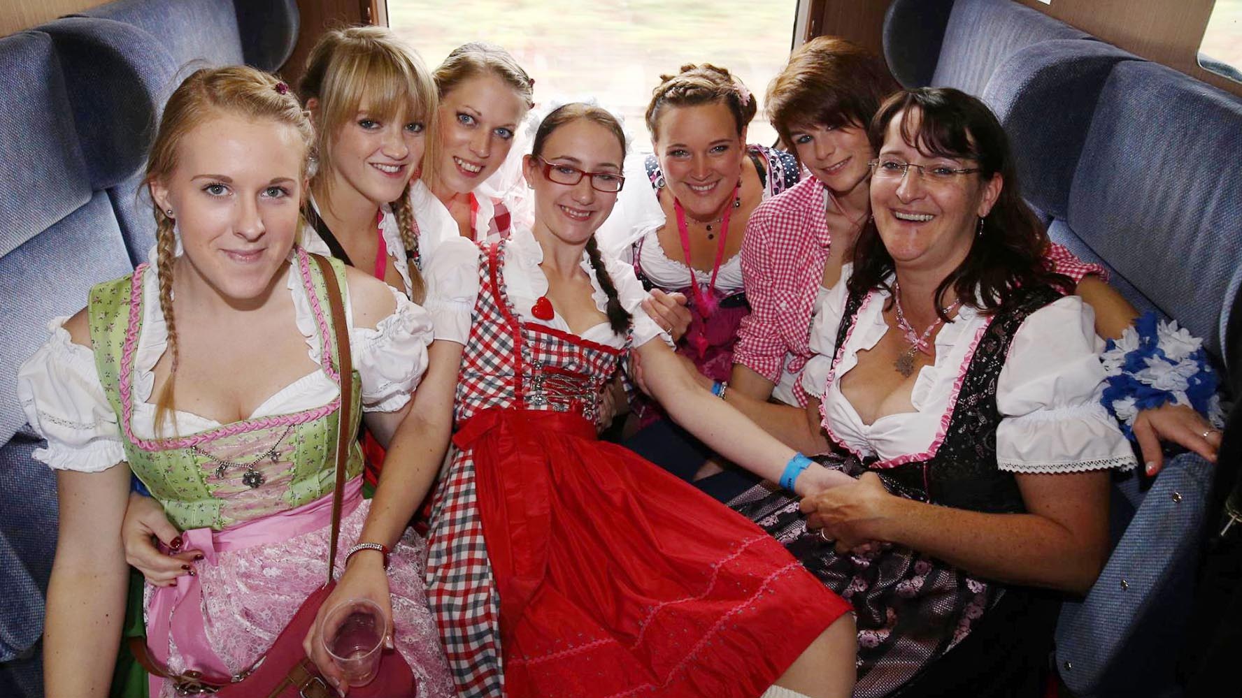 Feiernde Frauen im Dirndl feiern im Zug