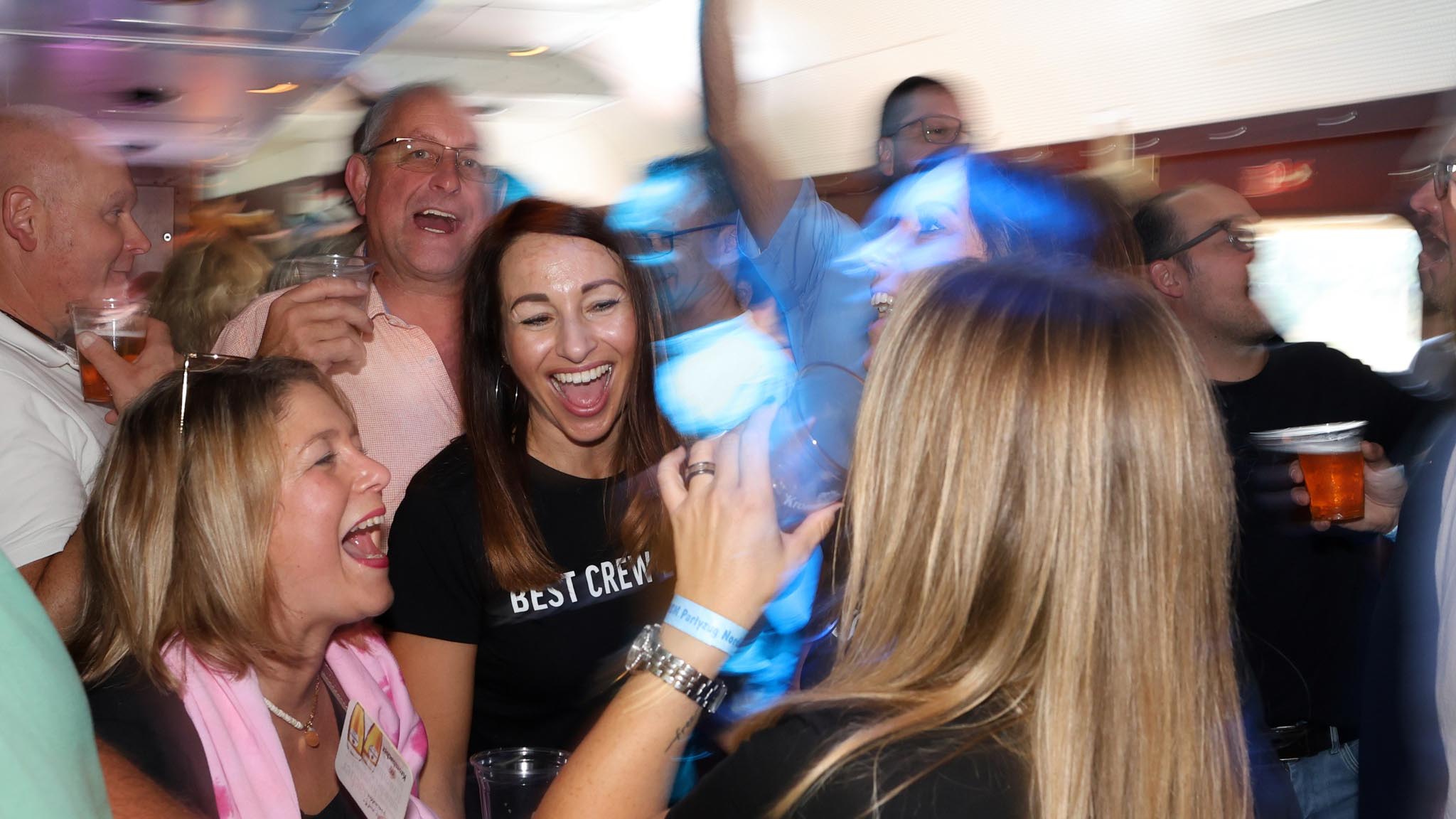 Eine Gruppe von Feiernden im Schlager-Outfit feiert im MSM Partyzug auf dem Weg zum Schlagermove in Hamburg