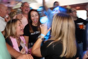 Feiernde Menschen im Partyzug