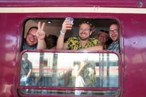 Feiernde Menschen im Partyzug