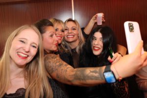 Feiernde Menschen im Partyzug