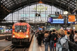 Partyzug mit jungen Menschen die im Abteil feiern und fröhlich sind