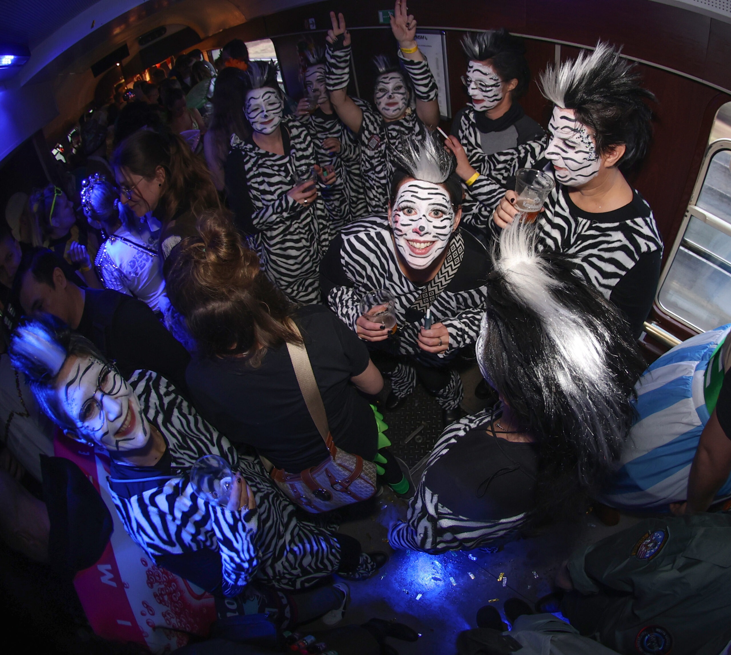 Feiernde Menschen im Partyzug