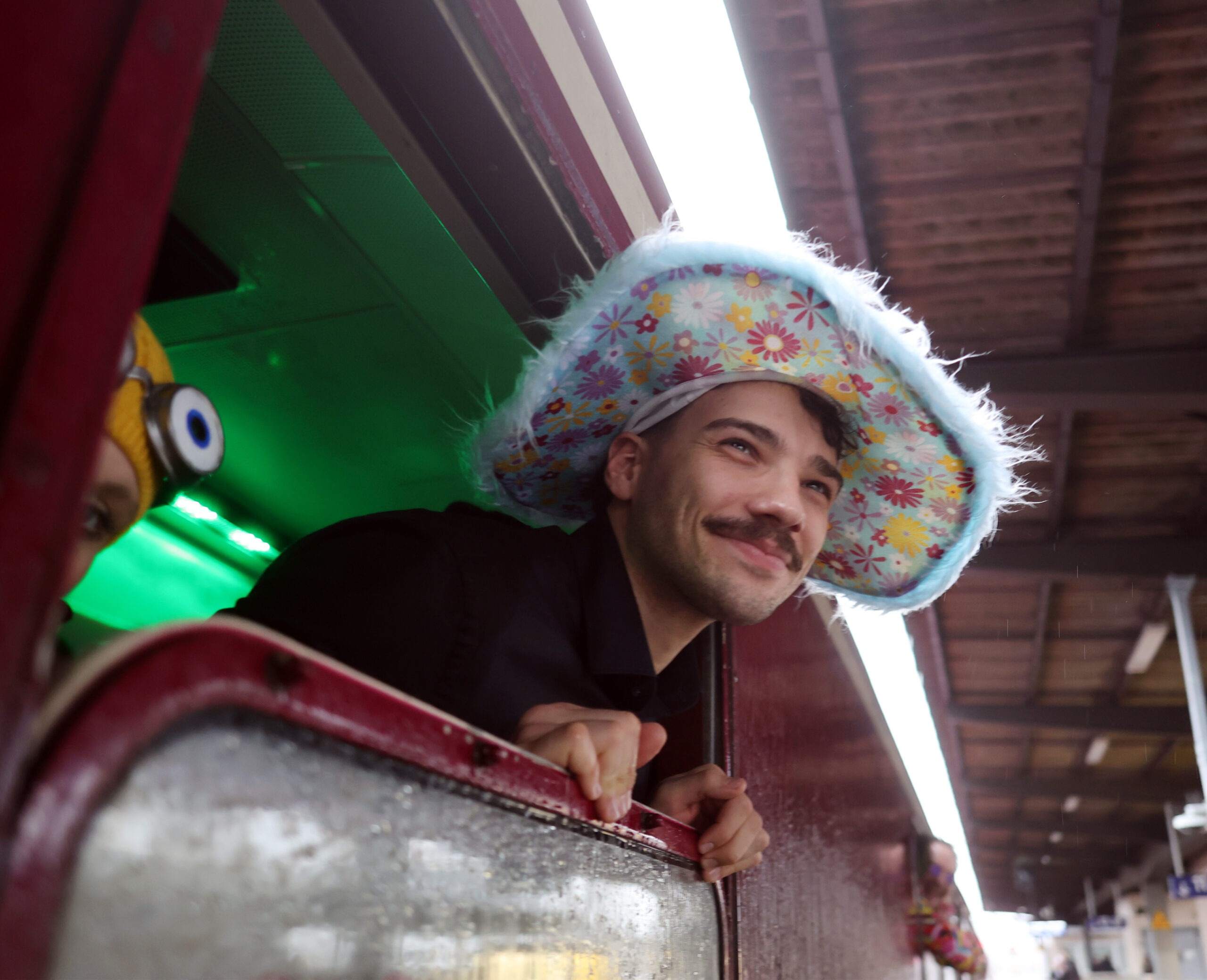 Feiernde Menschen im Partyzug