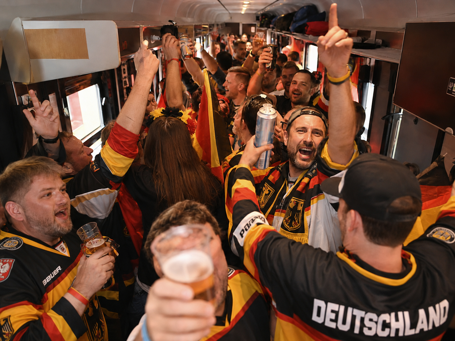 Fans Zug Eine Gruppe von Feiernden im Schlager-Outfit feiert im MSM Partyzug auf dem Weg zum Schlagermove in Hamburg