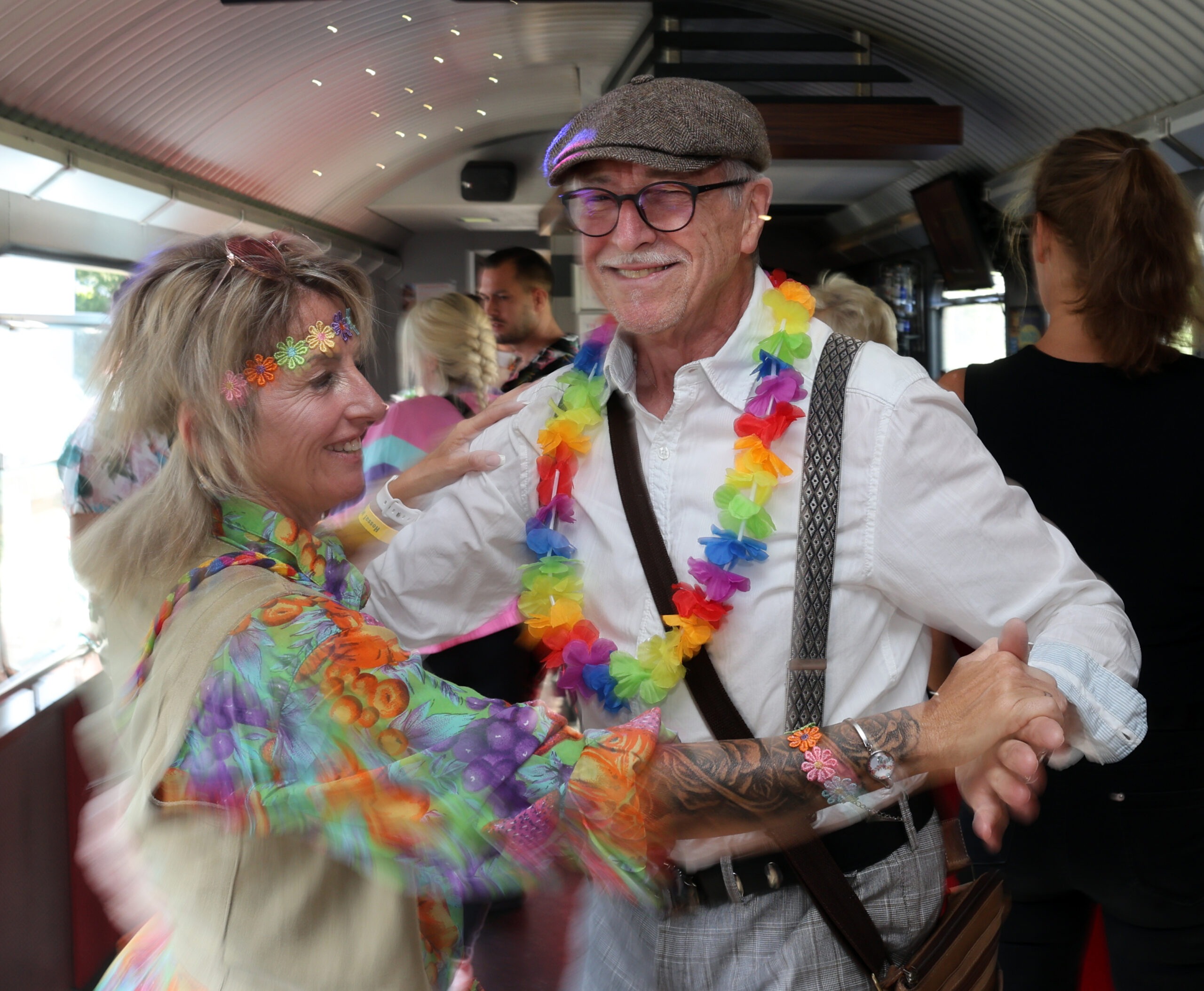 Ein Paar tanzt im Schlager-Outfit im MSM Partyzug
