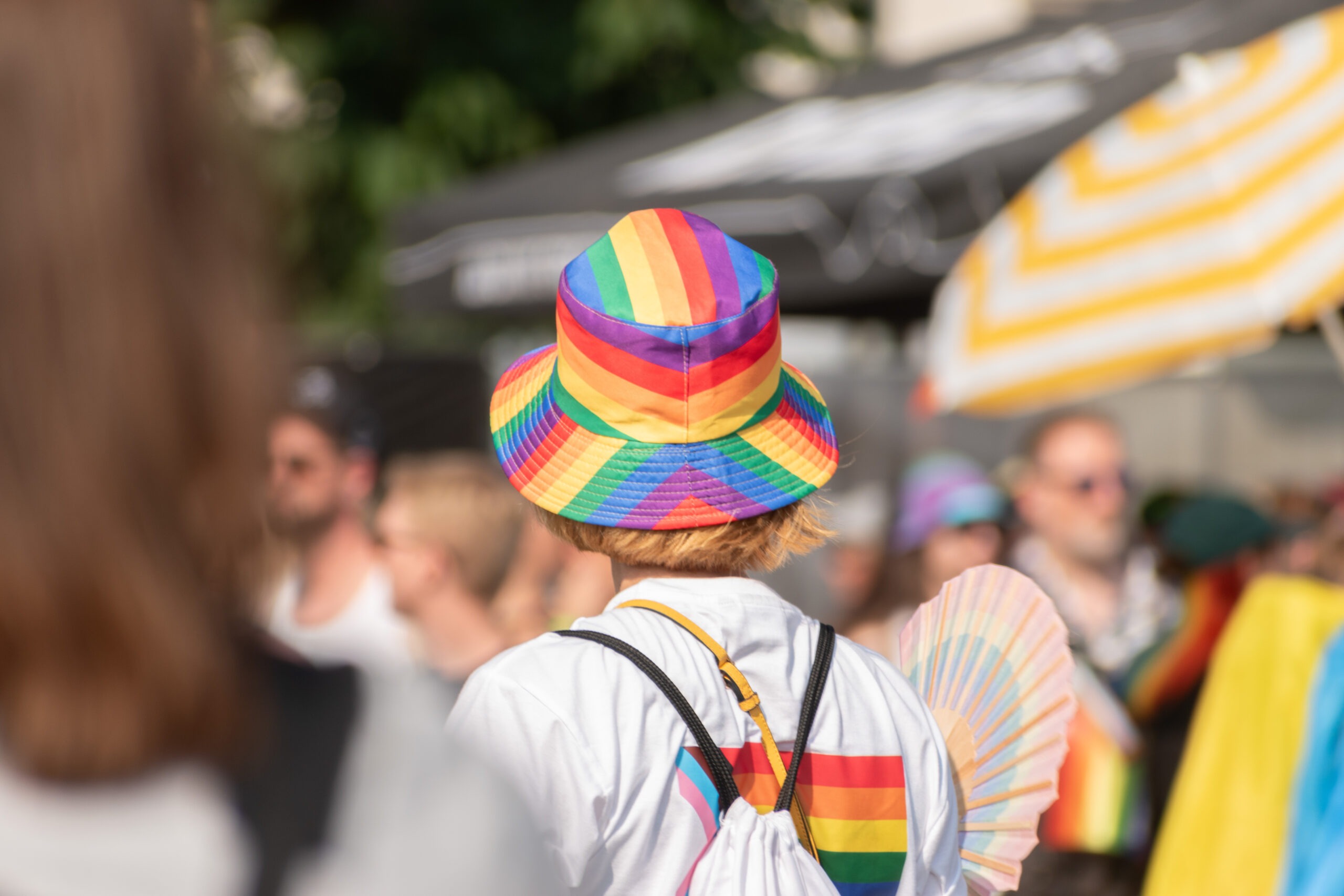 ZurichPride Ein junger Mann feiert bei der Zurich Pride auf den Straßen von Zürich.