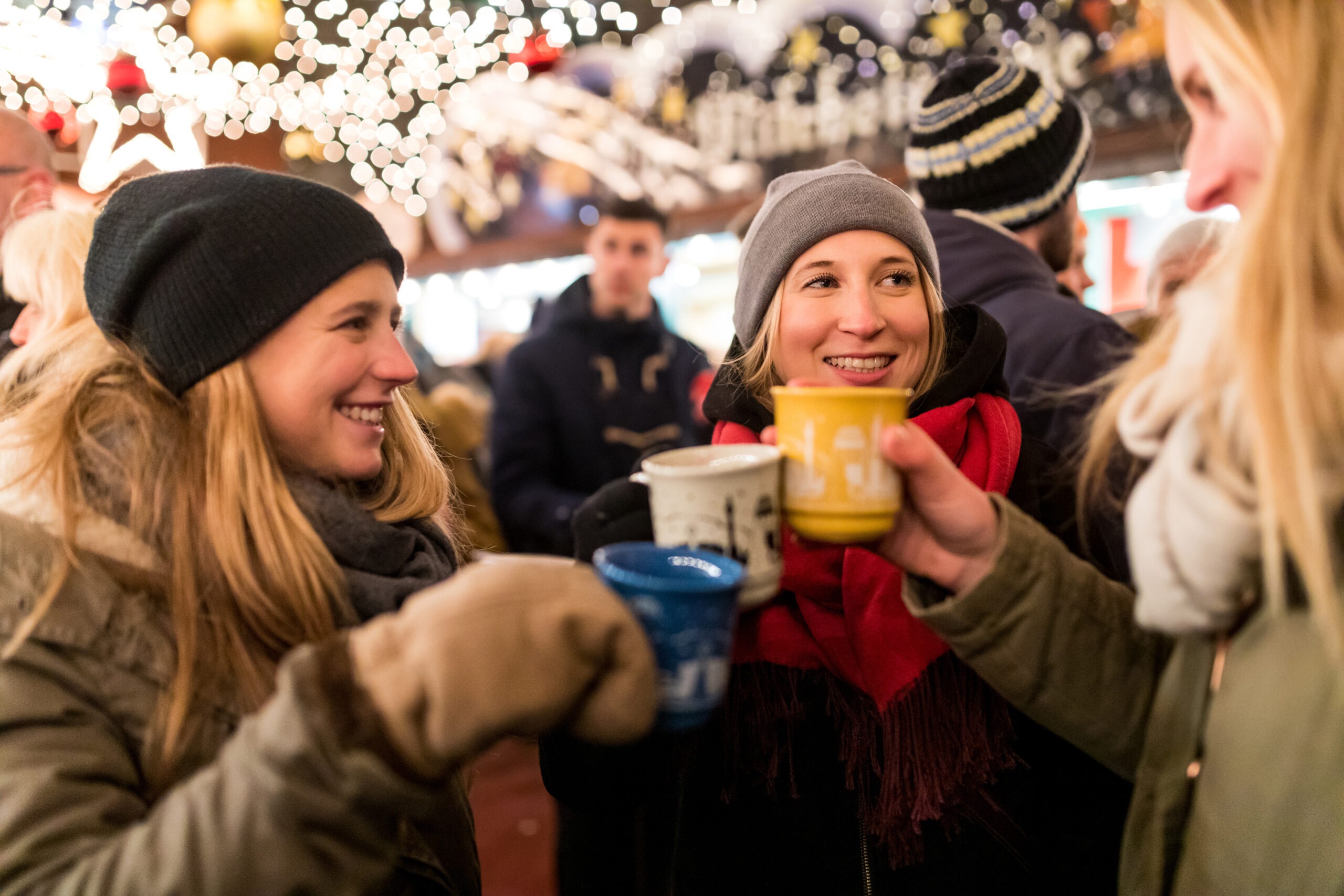 Weihnachtsmarkt Frauen trinken gemütlich einen Glühwein auf dem Weihnachtsmarkt